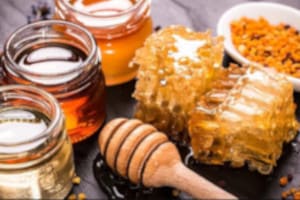 Tomar Miel en Ayunas Beneficios. Razones para tomar Miel en Ayunas ¿Qué beneficios tiene tomar Miel en Ayunas y para qué sirve? La miel alimentos ricos en carbohidratos.